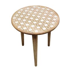 Mesa-auxiliar-en-madera-tallada-45x45x56-cm