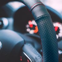 Cubrevolante-100--cuero-hilo-rojo